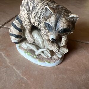 Vintage raccoon by Homco, statue 1423 ceramic figurine.